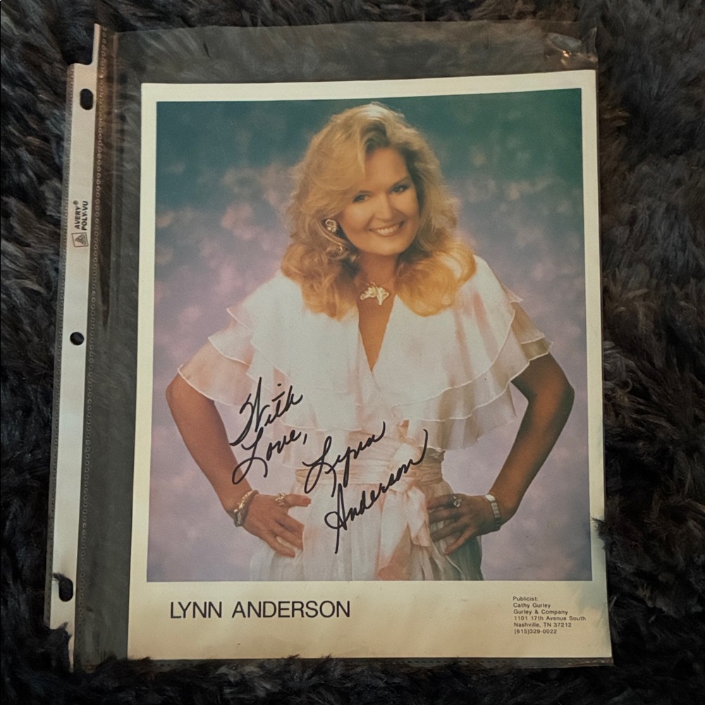 Autographed Lynn Anderson Photo